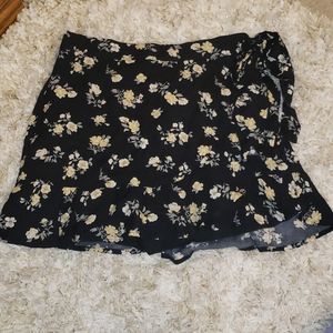 *NWT* Floral Hollister Skirt (NEVER WORN)